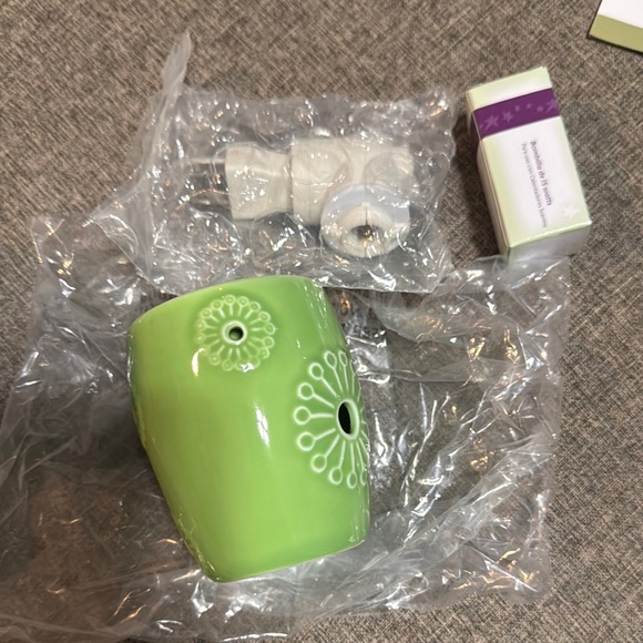 Scentsy Green Warmer with White Accents - Picture 1 of 3
